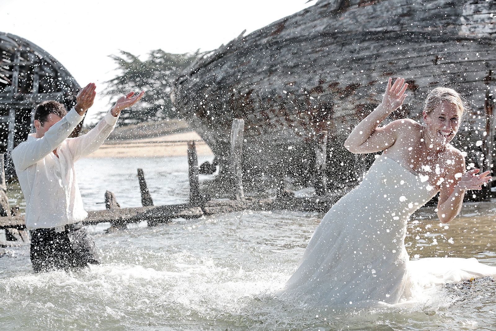 Mariés s'amusant dans l'eau